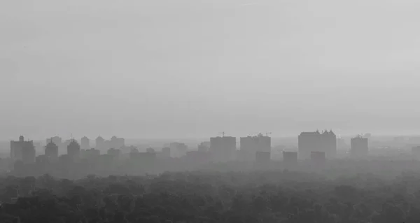 Smog Mglisty Miasta Czarno Biały — Zdjęcie stockowe