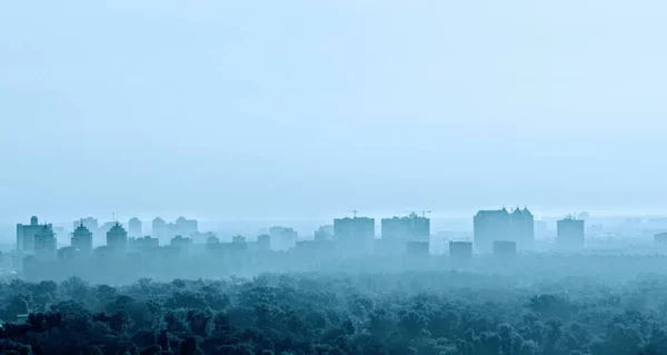 Bir sis, bir soğuk, mavi renk tonu şehir panoraması. Duman içinde şehirdir. Soğuk