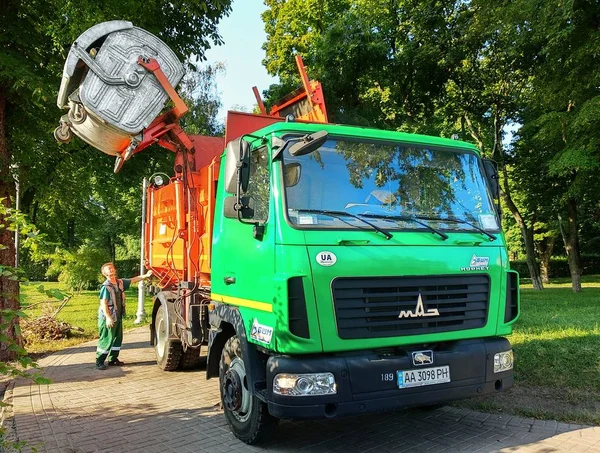 Kiev, Ukrayna, 14 Ağustos 2018: Çöp kamyonu operatör çöp karşıdan yükler. Çöp kaldırma şehirden, park