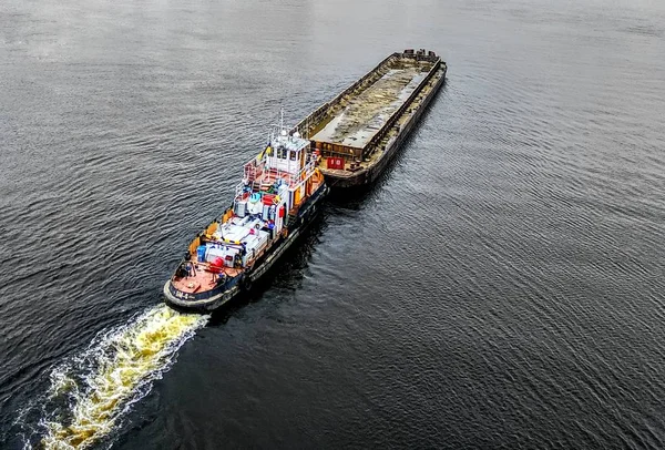 Heldere Eenzaam Schip Barge Sleeptouw Foto Uit Drone — Stockfoto