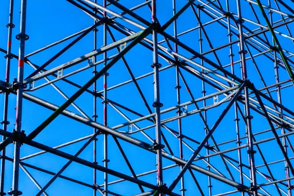 Mavi gökyüzüne karşı metal konstrüksiyon
