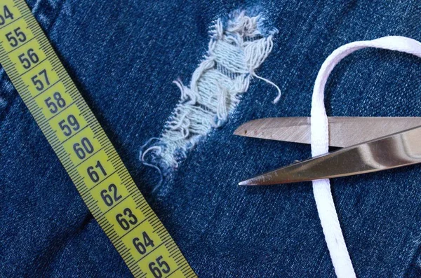 Mavi jeans, dikiş elbise üzerinde ölçüm bandı