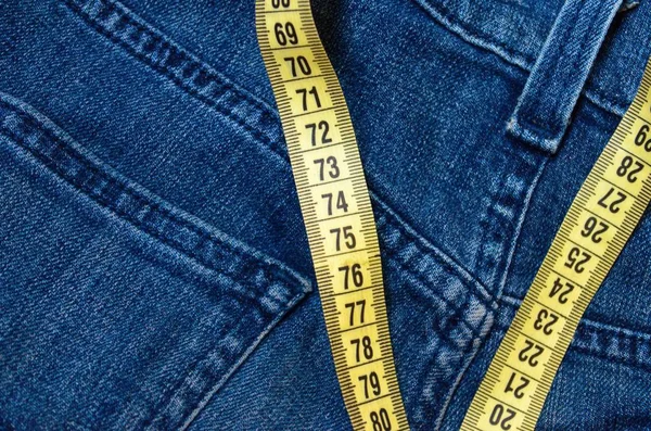 Mavi jeans, dikiş elbise üzerinde ölçüm bandı