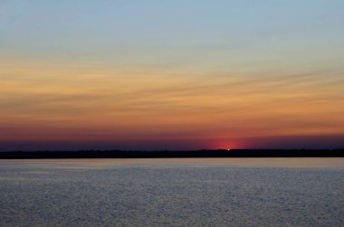 Ufuk üzerinden güneşin doğuşunu denize