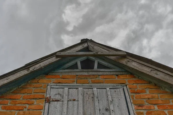 Старая Крыша Дома Сером Фоне Неба — стоковое фото