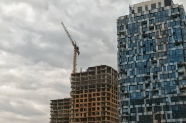 Gökdelenler, gri gökyüzü karşı inşaatı