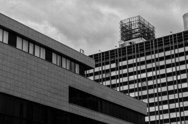 Modern gökdelenler, ofis binaları gökyüzü, siyah ve beyaz