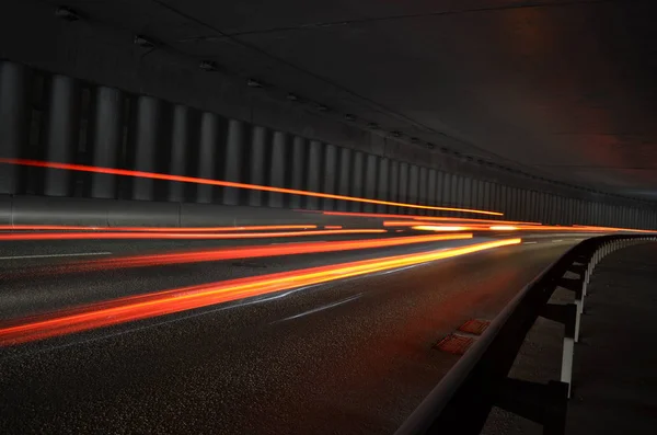 Uzun pozlama. Bulanık ışıklar arabalar. Gece şehri. Gece trafiği