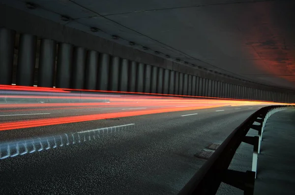 Uzun pozlama. Bulanık ışıklar arabalar. Gece şehri. Gece trafiği