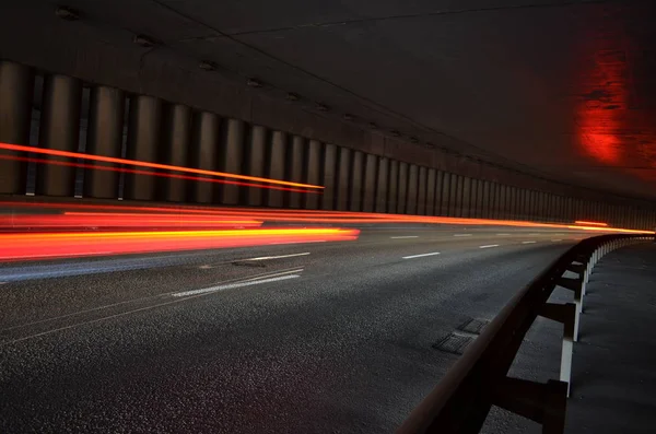 Uzun pozlama. Bulanık ışıklar arabalar. Gece şehri. Gece trafiği