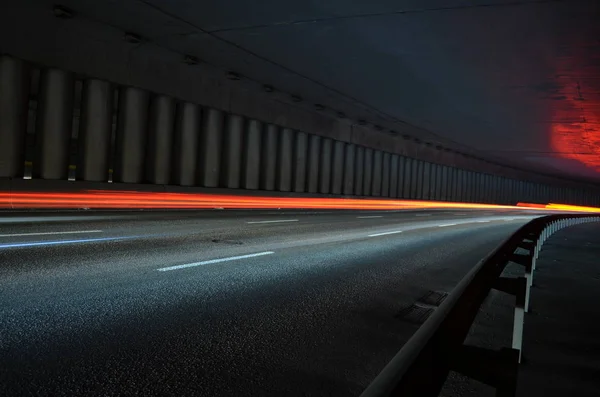Uzun pozlama. Bulanık ışıklar arabalar. Gece şehri. Gece trafiği