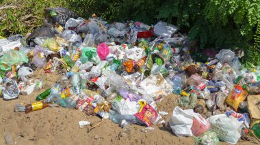 Kiev, Ukrayna - 26 Haziran 2019: çöplük, plastik atık, inorganik çöp