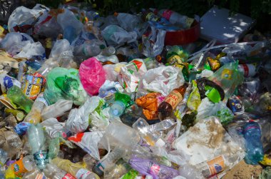 Kiev, Ukrayna - 26 Haziran 2019: çöplük, plastik atık, inorganik çöp