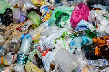 Kiev, Ukrayna - 26 Haziran 2019: çöplük, plastik atık, inorganik çöp