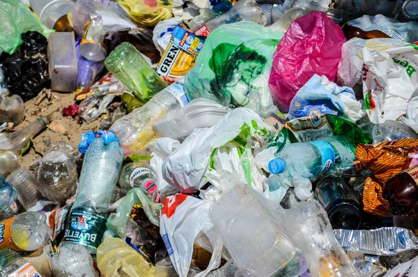 Kiev, Ukrayna - 26 Haziran 2019: çöplük, plastik atık, inorganik çöp