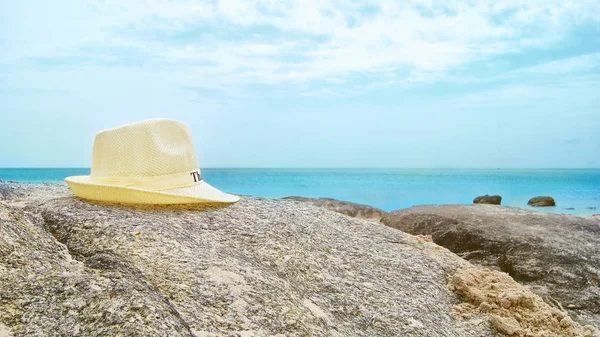 Fildişi renkli şapka, Hediyelik eşya mağazası olduğunu yatıyordu büyük kayanın üzerinde Hua Hin, Tayland, Thailand, sahilde
