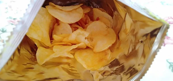 Barbekü lezzet patates cipsi dolgu çantada hizmet ve arkadaşlarınızla paylaşmak hazırdır
