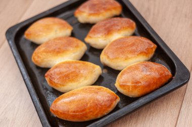 Doldurulmuş taze pişmiş turtalar. Ev yapımı turtalar..