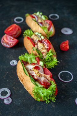 Sebzeli sosisli, sosisli, pastırmalı ve peynirli..