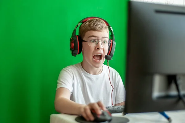 Chico Con Auriculares Micrófono Frente Monitor Computadora Emociones — Foto de Stock