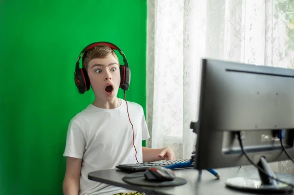 Rapaz Com Auscultadores Microfone Frente Monitor Computador Emoções — Fotografia de Stock