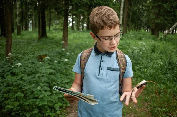 Rapaz Com Mapa Uma Bússola Floresta — Fotografia de Stock