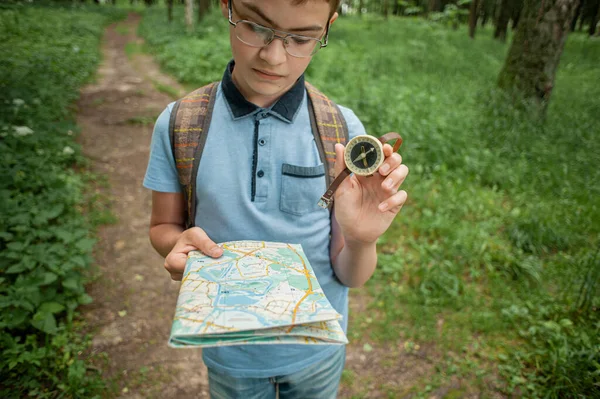 Een Jongen Met Een Kaart Een Kompas Het Bos — Stockfoto