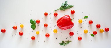 Biber, kiraz domatesleri sarı ve kırmızı, baharatlar beyaz arka planda. Yukarıdan görüntüle.