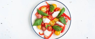 Mozzarella, domates ve biberli salata. Yukarıdan bak. Boşluğu kopyala.