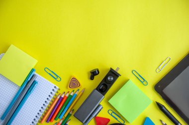 Okul için kavramsal eşyalar ve uzaktan yansıtma. Bir salgında öğrenmek.