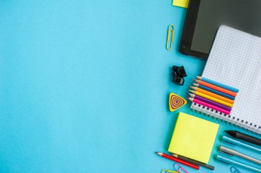 Okul için kavramsal eşyalar ve uzaktan yansıtma. Bir salgında öğrenmek.