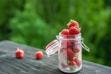 Ahşap pencere pervazında teneke kutuda taze çilekler..