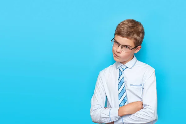 Menino Com Uma Camisa Adolescente Gravata Óculos Fundo Azul Olha — Fotografia de Stock