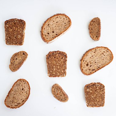 Beyaz arka planda farklı ekmek parçaları.