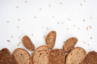 Beyaz arka planda farklı tahıl, tohum ve susam tohumlarının bileşimi.