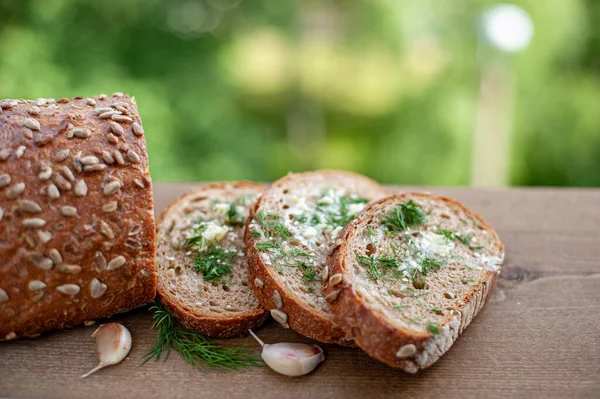 Vollkornbrot Mit Stücke Geschnittenen Samen Toast Mit Butter Dill Und — Stockfoto