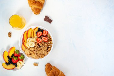 Hafif arka planda meyve, meyve, meyve suyu ve kruvasan içeren diyet yaz müsli. Düzgünce.