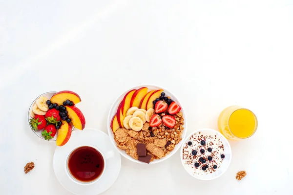 Θερινό πρωινό με granola, κρουασάν γιαούρτι και μούρα σε ελαφρύ φόντο. Επιπόλαια.. — Φωτογραφία Αρχείου