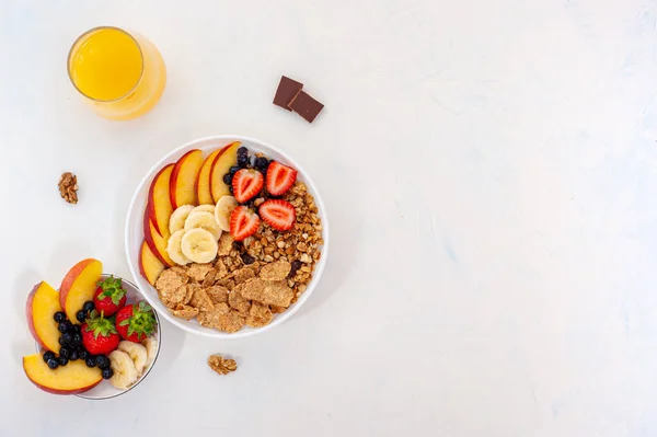 Könnyű diétás nyári reggeli müzli gyümölcsökkel, bogyókkal és gyümölcslével, könnyű háttérrel. Simán.. — Stock Fotó