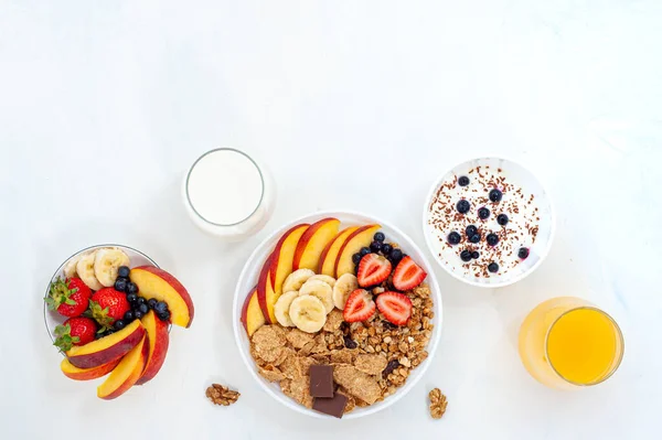 Könnyű nyári reggeli tejtermékekkel, müzlivel és bogyókkal. Kilátás felülről. — Stock Fotó
