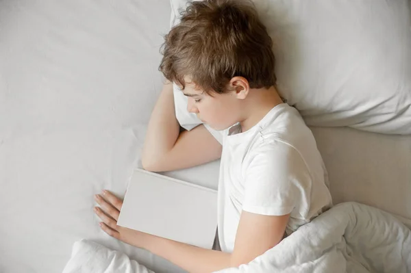 Adolescente Dorme Cama Com Livro Vida Cotidiana Estudante — Fotografia de Stock