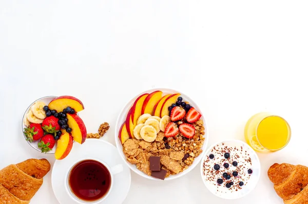 Café Manhã Verão Com Granola Iogurte Croissant Bagas Fundo Leve — Fotografia de Stock