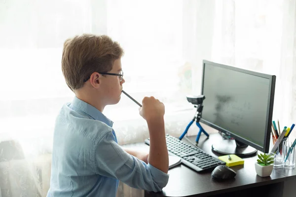 Ensino Distância Adolescente Aprende Casa Computador — Fotografia de Stock