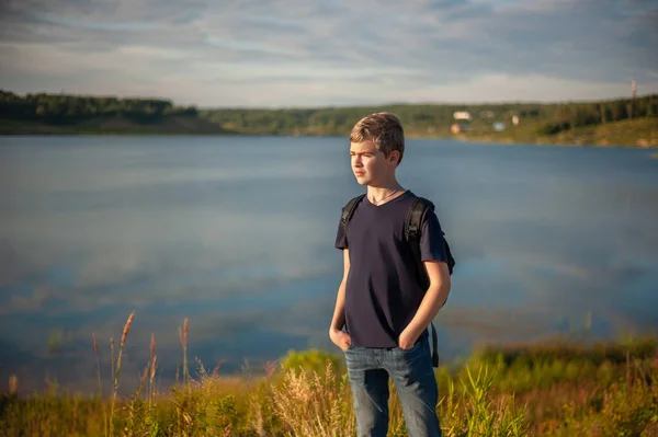 Adolescente Con Una Mochila Orilla Hermoso Lago Por Noche Atardecer — Foto de Stock