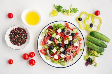 Beyaz arka planda Yunan salatası