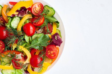 Beton kaplama bir tabakta sebze salatası..