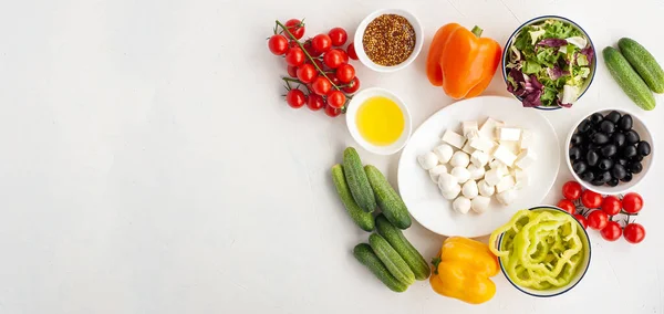 Banner con ingredientes para ensalada de verduras de verano con queso feta y mostaza sobre fondo de hormigón ligero. — Foto de Stock