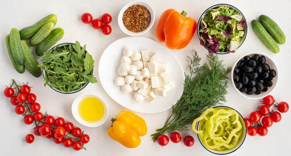 Ingredientes para ensalada de verduras de verano con queso feta y mostaza sobre fondo de hormigón ligero. — Foto de Stock