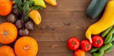 Hasat et. Ahşap arka planda sonbahar sebzeleri. Vejetaryen yemeği. Mizanpaj en üst düzeyde. Pankart.