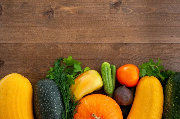 Récolte. Légumes d'automne sur fond de bois. Nourriture végétalienne. La mise en page est une vue de dessus. — Photo